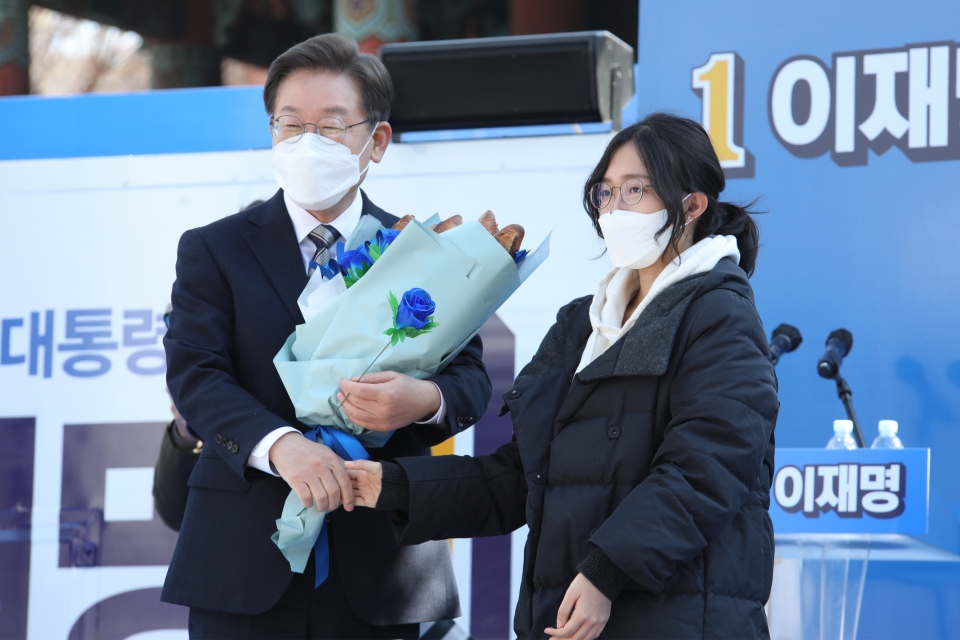 이재명 더불어민주당 대선후보가 3일 서울 종로구 보신각 앞에서 '우리 모두를 위해, 성평등 사회로' 여성 유세에서 '기적'이라는 꽃말을 가진 파란 장미를 들고 지지자에게 인사를 하고 있다. ⓒ홍수형 기자