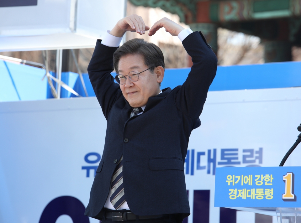 이재명 더불어민주당 대선후보가 3일 서울 종로구 보신각 앞에서 '우리 모두를 위해, 성평등 사회로' 여성 유세에서 지지를 호소 하고 있다. ⓒ홍수형 기자