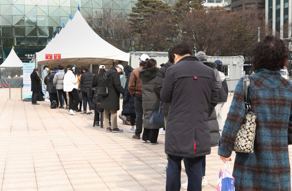 3일 서울 중구 서울시청 앞 선별진료소에서 코로나19 검사를 받으려는 시민들이 대기하고 있다. ⓒ홍수형 기자