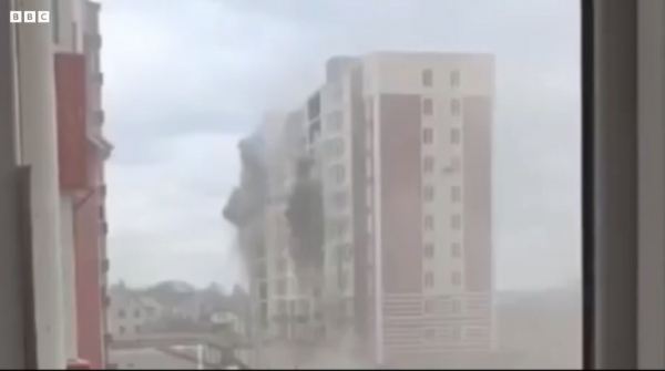 우크라이나 수도 키예프 외곽의 이르핀시 주거지역의 한 아파트가 4일(현지시각) 러시아군의 공격으로 파괴됐다. ⓒBBC 화면 갈무리