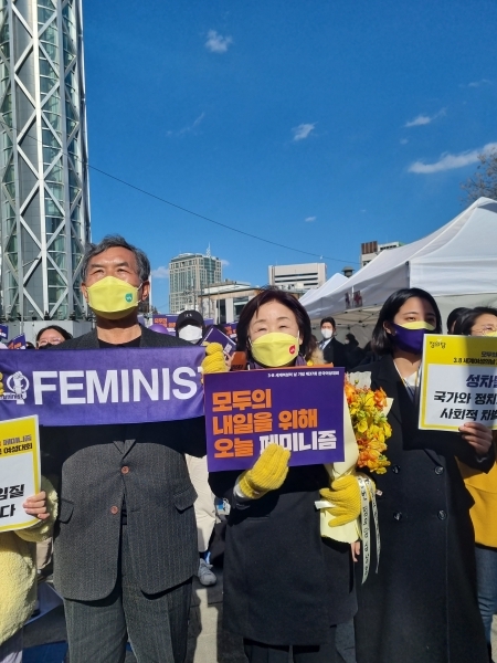 심상정 정의당 대선 후보가 5일 오후 서울 보신각 앞에서 열린 세계여성의 날 기념 제37회 한국 여성대회에 참석해 손팻말을 들고 있다. ©여성신문