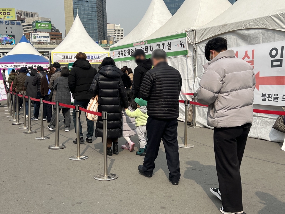 7일 서울 중구 서울역 앞 선별진료소에서 코로나19 검사를 받으려는 시민들이 대기하고 있다. ⓒ홍수형 기자