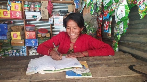 ‘코이카 네팔 유네스코 포괄적 성교육 및 안전한 교육환경 구축을 통한 소녀 및 여성 역량강화사업’의 수혜자 Dhauli 씨가 책상에 앉아 공부하는 모습. 사진=유네스코 제공