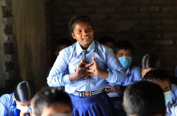 ‘코이카 네팔 유네스코 포괄적 성교육 및 안전한 교육환경 구축을 통한 소녀 및 여성 역량강화사업’의 수혜자 Nagina 양이 학교에서 발표하고 있는 모습. 사진=유네스코 제공