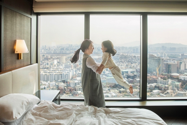 그랜드 하얏트 서울 호텔은 8일 세계여성의 날을 기념해 여성 한부모 가족 복지시설인 서울 용산구 해오름빌에 후원금 200만원을 전달했다.  ⓒ그랜드 하얏트 서울 호텔 제공