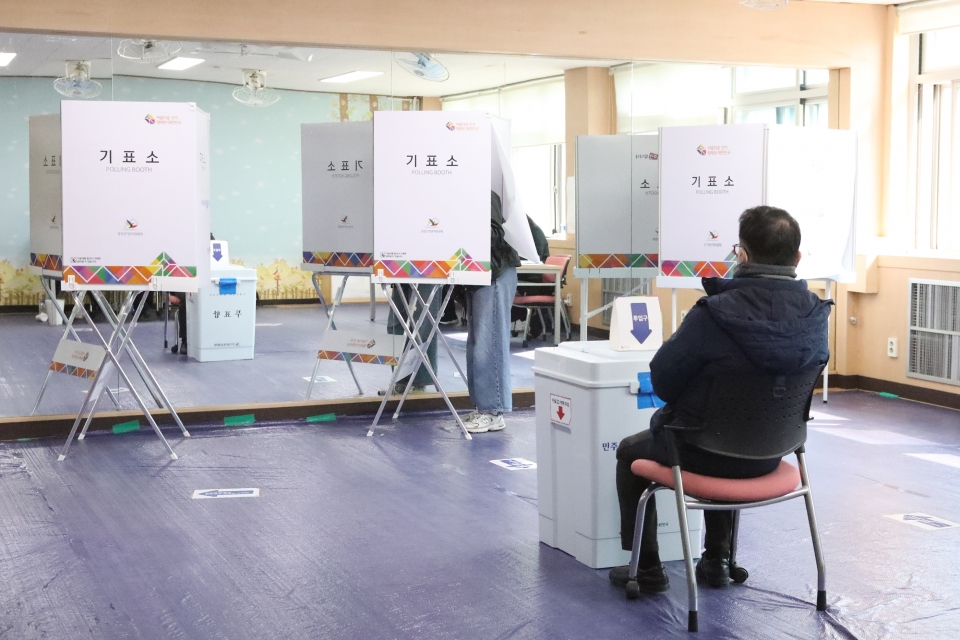 제20대 대통령선거일인 9일 경기도 성남시에 위치한 한 투표소를 찾은 유권자들이 투표를 하고 있다. ⓒ홍수형 기자