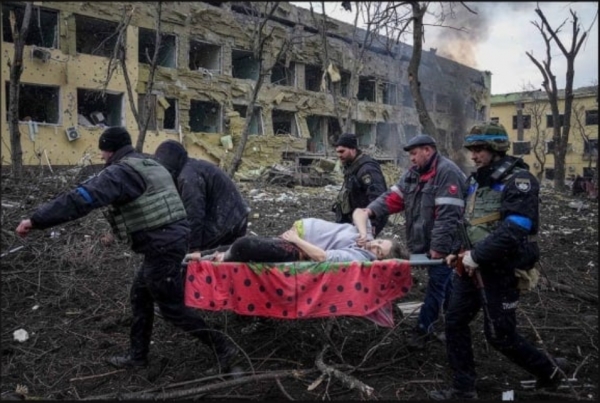 9일(현지시각)러시아의 마리우폴 어리이병원 공습으로 부상당한 환자를 주민을이 옮기고 있다. ⓒ파블로 키릴렌코 도네츠크 주지사 페이스북
