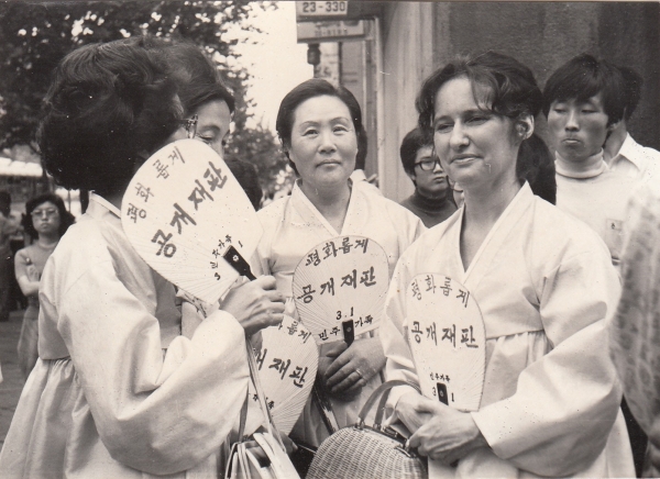 1976년 민주구국선언문 사건 때 부인들과 시위하는 모습. 사진=유족 제공
