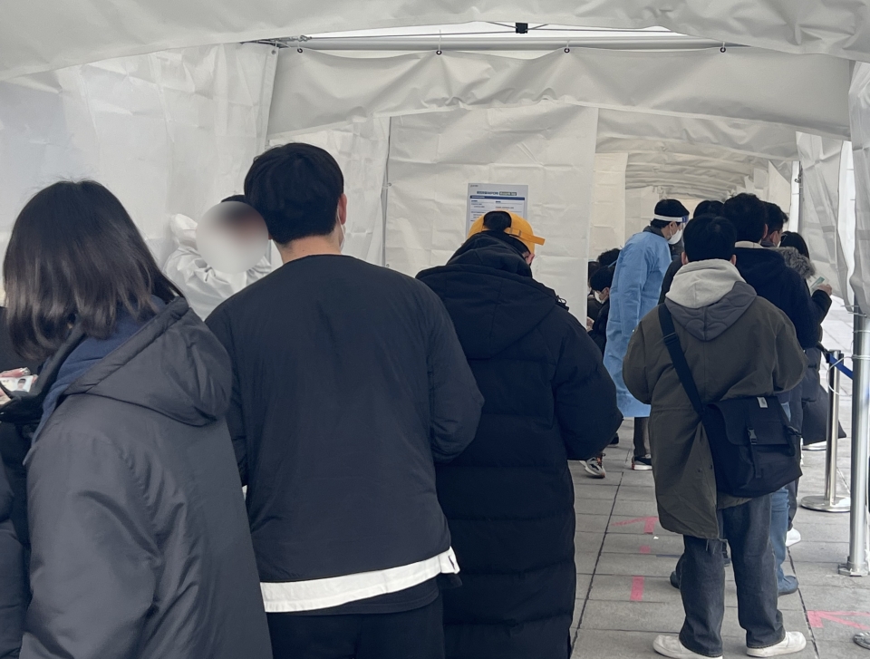 14일 서울 종로구의 한 선별진료소에서 코로나19 검사받기 우히ㅏㄴ 시민들이 줄을 서 있다. ⓒ홍수형 기자