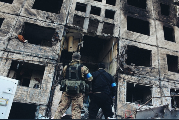 우크라이나 군인이 러시아의 공격으로 파되된 건물을 바라보고 있다. ⓒ키이우 인디펜던트 트위터