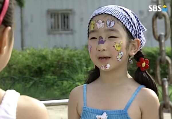 1998년부터 3년간 방영된 '순풍산부인과'에서 미달이 친구가 포켓몬 스티커를 자랑하고 있다. 사진= SBS 유튜브 캡처