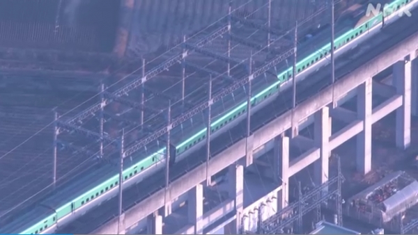 16일 후쿠시마현의 지진으로 후쿠시마역과 미야기현 시로이시자오역 사이 구간을 달리던 신칸센 열차가 탈선했다 ⓒNHK 화면 갈무리