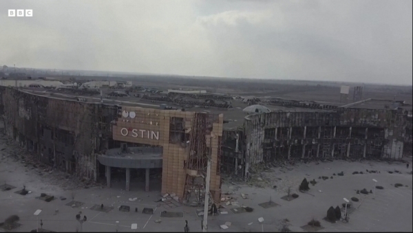 드론으로 촬영한 마리우풀 시내. 건물이 파괴돼 앙상한 모습을 보이고 있다. ⓒBBC 화면 갈무리