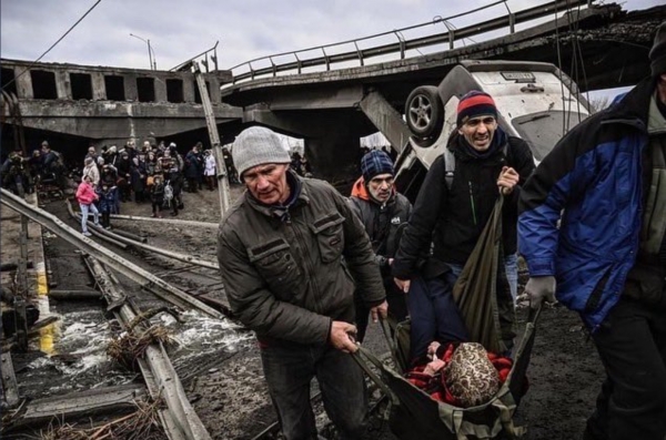 러시아군의 공격으로 부상한 민간인을 주민들이 옮기고 있다. ⓒ우크라이나 국방부 트위터