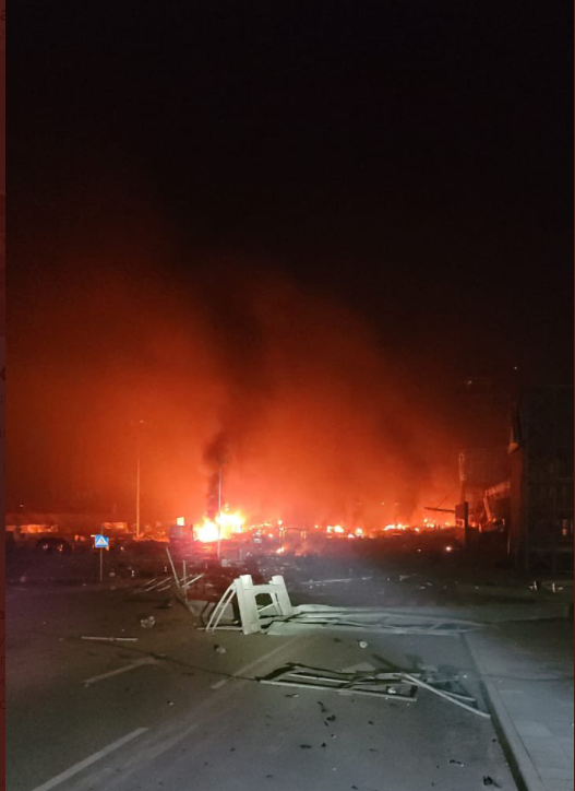 러시아군의 공격으로 우크라이나 수도 키이우의 건물이 불타고 있다. ⓒ비탈리 클리치코 키이우 시장 트위터
