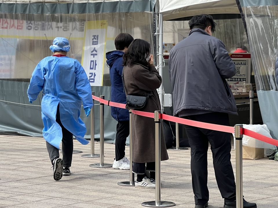 21일 서울 중구 서울시청 앞 선별진료소에 코로나19 검사를 받을는 시민들이 줄 서 있다. ⓒ홍수형 기자