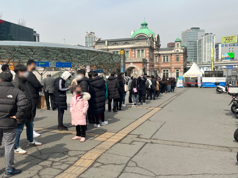 18일 서울 중구 서울역 앞 선별진료소에 코로나19 검사를 받으려는 시민들이 줄 서 있다. ⓒ홍수형 기자
