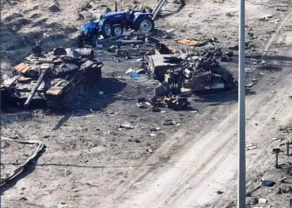 우크라이나 군의 공격으로 파괴된 러시아 탱크 ⓒ우크라이나 국방부 트위터