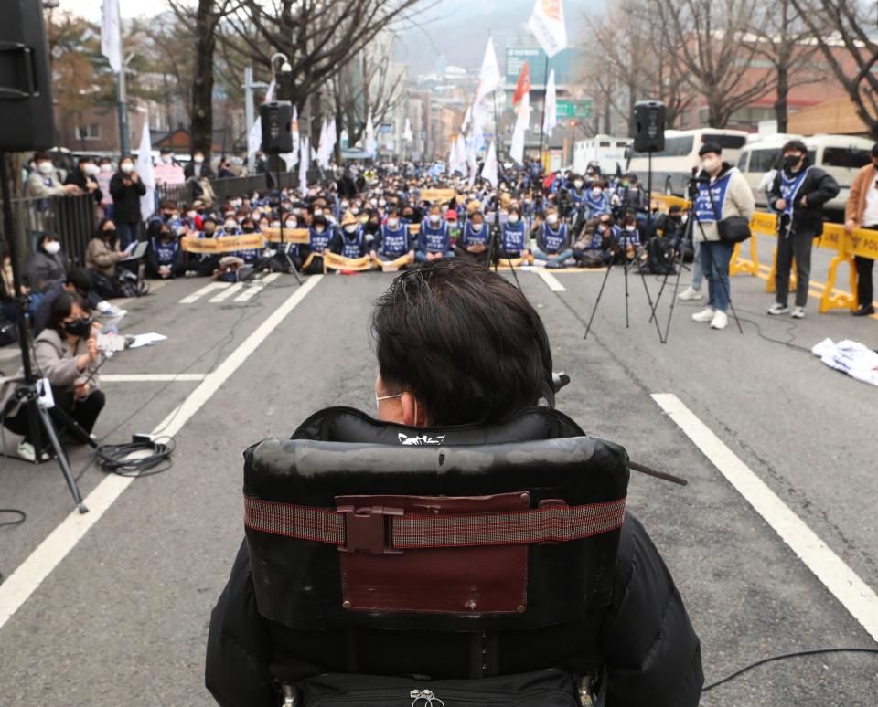 전국장애인부모연대가 24일 서울 종로구 청와대 앞에서 '발달장애인 24시간 지원처계 구축 촉구' 기자회견을 열었다. ⓒ홍수형 기자