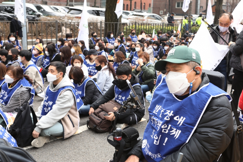 전국장애인부모연대가 24일 서울 종로구 청와대 앞에서 '발달장애인 24시간 지원처계 구축 촉구' 기자회견을 열었다. ⓒ홍수형 기자