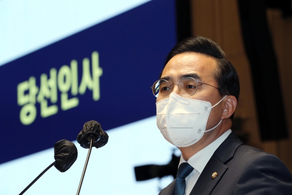 더불어민주당 신임 원내대표로 선출된 박홍근 의원이 24일 서울 여의도 국회에서 열린 의원총회에서 당선 인사를 하고 있다. (공동취재사진)