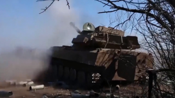 우크라이나 군 탱크가 러시아 군을 향해 포탄을 발사하고 있다. ⓒ우크라이나 국방부 트위터