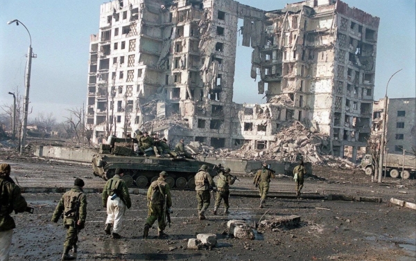 러시아군의 공격으로 한 건물의 중심부가 뚫렸다. ⓒ우크라이나 국방부 트위터