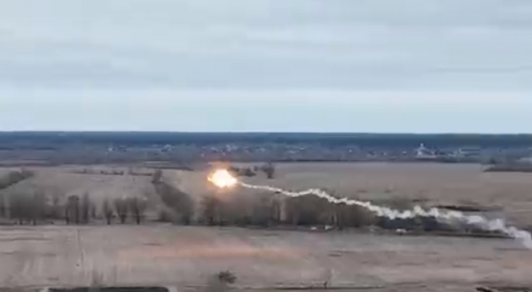 우크라이나 군의 미사일이 러시아 헬기를 명중시키고 있다. ⓒ우크라이나 국방부 트위터
