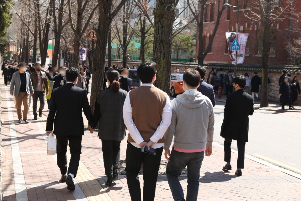 봄날씨를 보인 1일 서울 중구 정동길에서 시민들이 산책을 즐기고 있다. ⓒ홍수형 기자