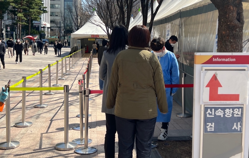 1일 서울 중구 서울시청 앞 선별진료소에 코로나19 검사를 받으려는 시민들이 줄 서 있다. ⓒ홍수형 기자