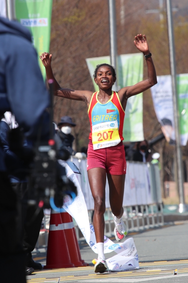 나즈렛 웰두 게브레히웨트(에리트리아)선수가 2시간 21분 56초의 기록으로 대회신기록 및 자국 에리트리아 신기록을 세우고 우승했다.  ⓒ대구시