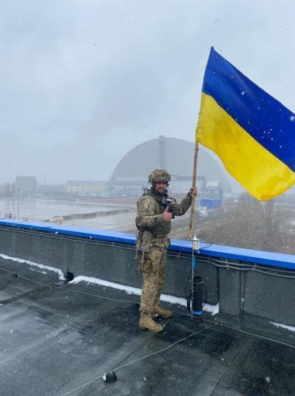 우크라이나 군이 키이우 주변을 탈환한 뒤 우크라이나 국기를 올리고 있다. ⓒ우크라이나 국방부 트위터