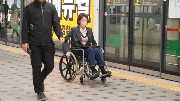 최혜영 의원의 제안으로 6일 민주당 의원들이 ‘휠체어 이용 출근 챌린지’에 나서기도 했다. 6일 휠체어로 지하철을 타고 있는 고민정 민주당 의원. ⓒ고민정 의원 페이스북 캡처