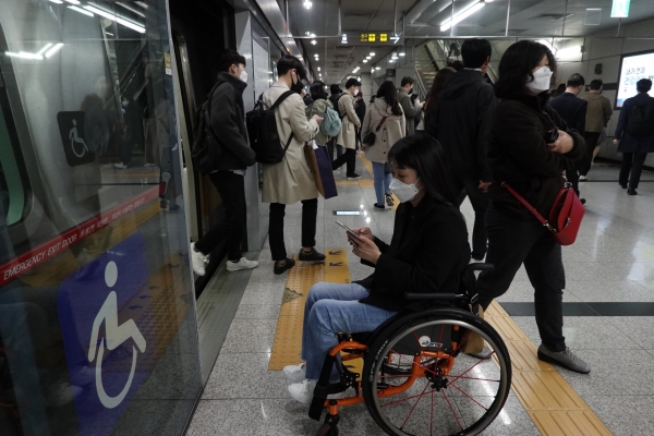 최혜영 의원의 제안으로 6일 민주당 의원들이 ‘휠체어 이용 출근 챌린지’에 나서기도 했다. 6일 휠체어로 지하철을 타고 있는 최혜영 민주당 의원. ⓒ최혜영 의원 페이스북 캡처