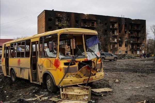 러시아군으로부터 공격당한 버스와 건물이 불에타 빼대만 남아있다. ⓒ우크라이나 국방부 트위터