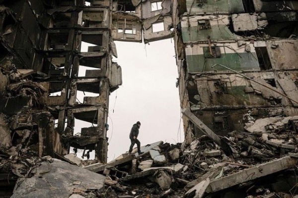 러시아군의 로켓포 공격으로 한 건물 중앙에 구멍이 뚫렸다. ⓒ우크라이나 국방부 트위터