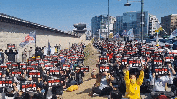 '여성폭력피해자지원현장단체연대'는 7일 오후 서울 통의동 인수위 인근에서 집회를 열고 "성평등 관점의 폭력방지 전담부처가 반드시 필요하다"고 외쳤다. ⓒ여성신문
