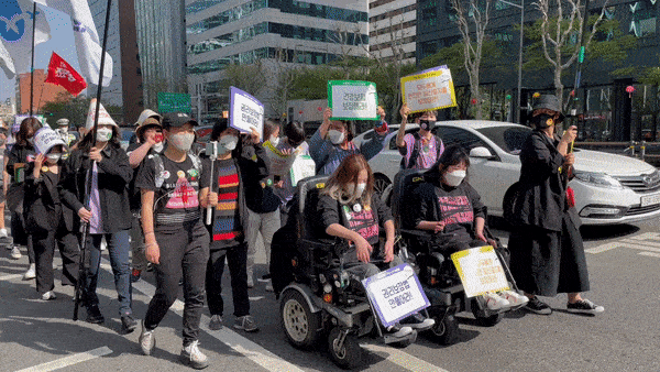 10일 낙태죄 폐지 1년 4.10 공동행동 기획단이 서울 종로구 일대를 행진하고 있다. 이들은 정부와 국회에 안전한 임신중지를 위한 성재생산 건강 및 권리 보장을 위한 법·제도 마련을 촉구했다. ⓒ이세아 기자