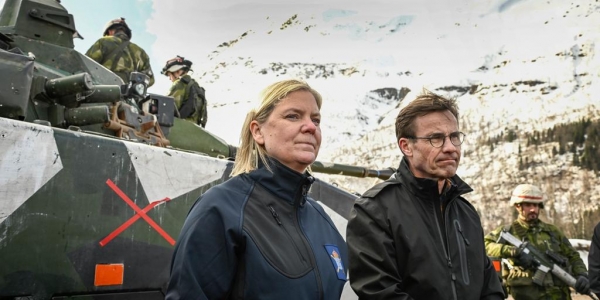 마그달레나 안데르손 스웨덴 총리와 울프 크리스테르손 야당 대표가 최근 노르웨이에서 실시된 대규모 국제 군사훈련(Cold Response)을 함께 참관했다. 사진=TV4 Nyheterna 유튜브 영상 캡쳐