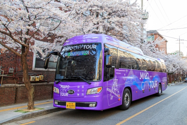 4월 12일부터 운행하는 마포시티투어 버스 모습 ⓒ마포구청
