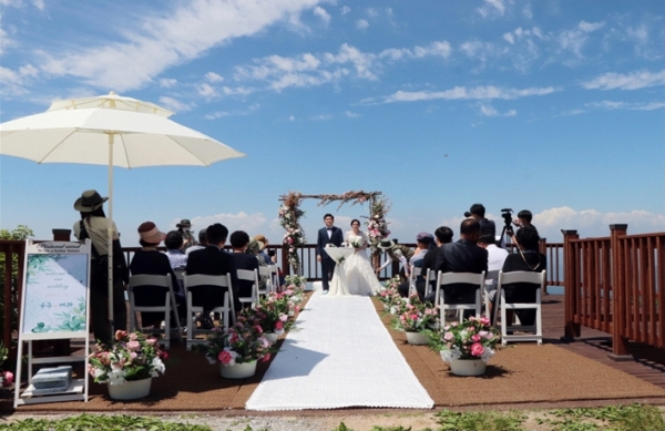 소백산 연화봉 산상 결혼식 연출장면 ⓒ국립공원공단 제공