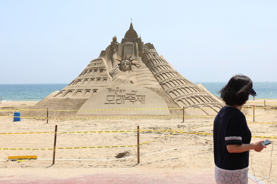 11일 부산 해운대 해수욕장에 오는 5월 20일부터 23일까지 열리는 모래 축제 전시 작품이 설치돼 있다. ⓒ홍수형 기자