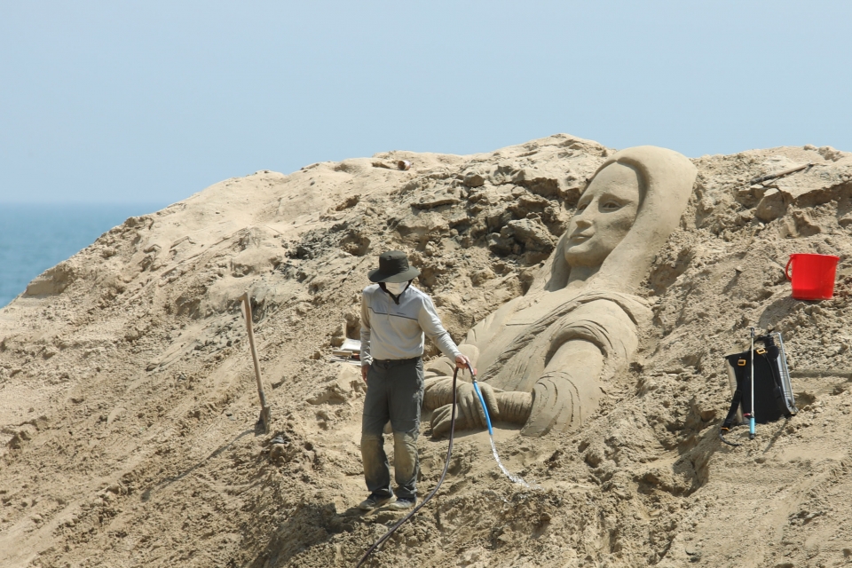 11일 부산 해운대 해수욕장에 오는 5월 20일부터 23일까지 열리는 모래 축제 전시 작품이 설치돼 있다. ⓒ홍수형 기자
