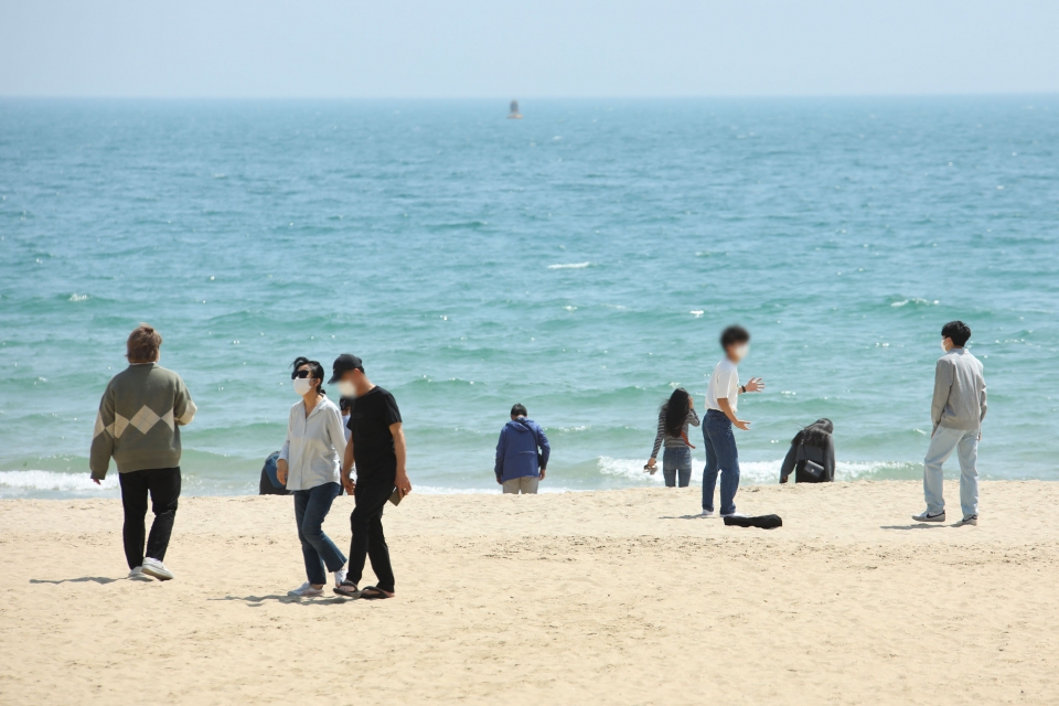 초여름 날씨를 보인 12일 부산 해운대구 해운대해수욕장을 찾은 시민들이 ⓒ홍수형 기자