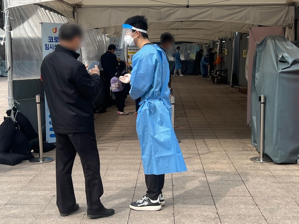 15일 서울 중구 서울시청 앞 선별진료소에 코로나19 검사를 받으려는 한 시민이 의료진에게 안내를 받고 있다. ⓒ홍수형 기자