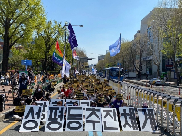 한국여성단체연합 등 전국 58개 여성시민사회단체는 16일 오후 서울 종로구 마로니에공원 앞에서 ‘여성가족부 폐지를 막는 이어말하기 집회’를 열었다. ⓒ한국여성단체연합