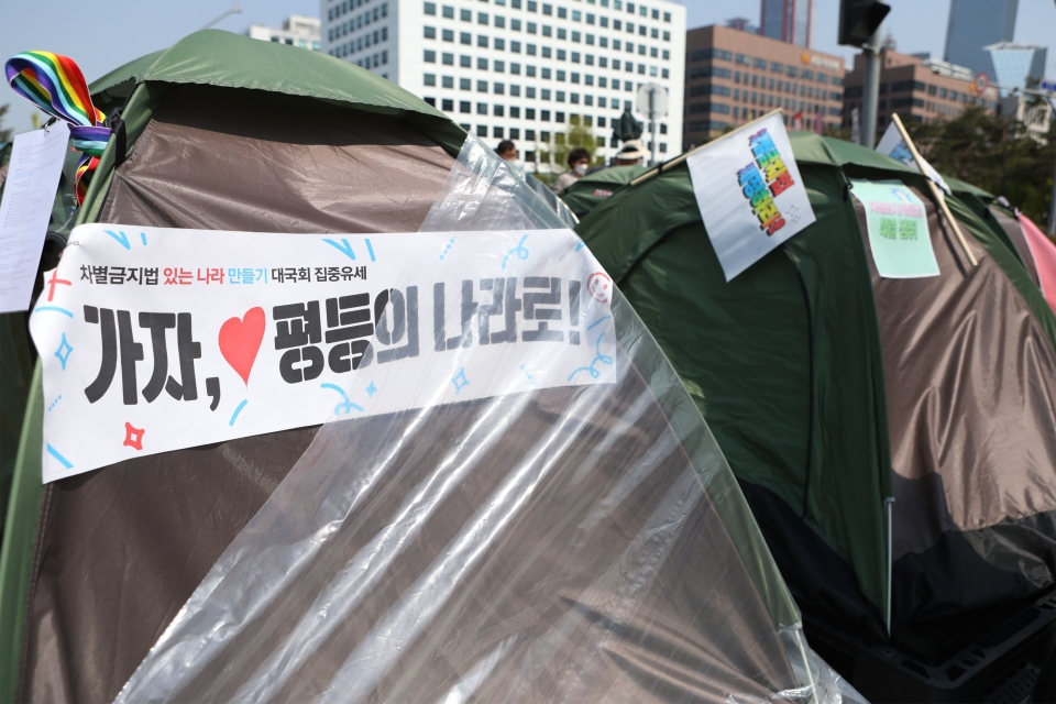 18일 서울 여의도 국회의사당 앞에서 차별금지법제정연대가 11일부터 8일째 단식농성을 이어가고 있다. ⓒ홍수형 기자