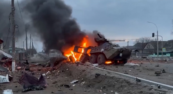 우크라이나 군의 공격으로 러시아군 장갑차가 불타고 있다. ⓒ우크라이나 국방부 트위터