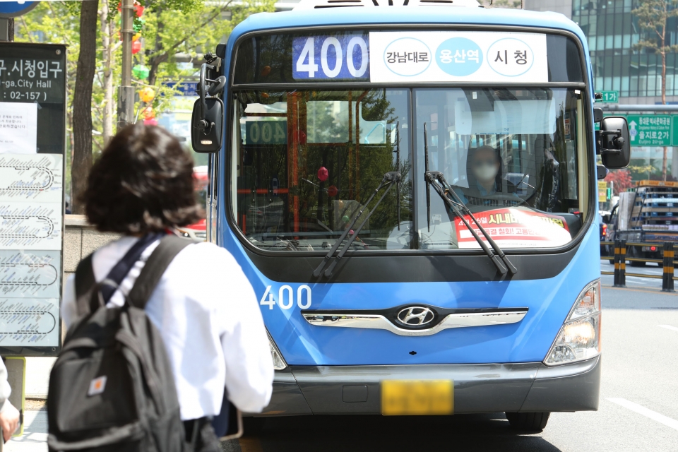 20일 서울 중구 서울시청 버스정류장에 도착하는 시내버스에 총파업 피켓이 게시되어 있다. ⓒ홍수형 기자
