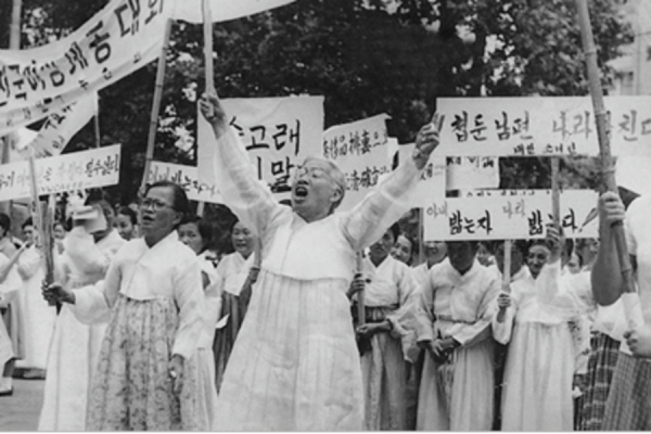 1960년 7월19일 YWCA를 비롯한 여성단체 회원들이 서울 종로 거리에서 축첩 반대 시위를 하는 모습. ⓒ한국YWCA